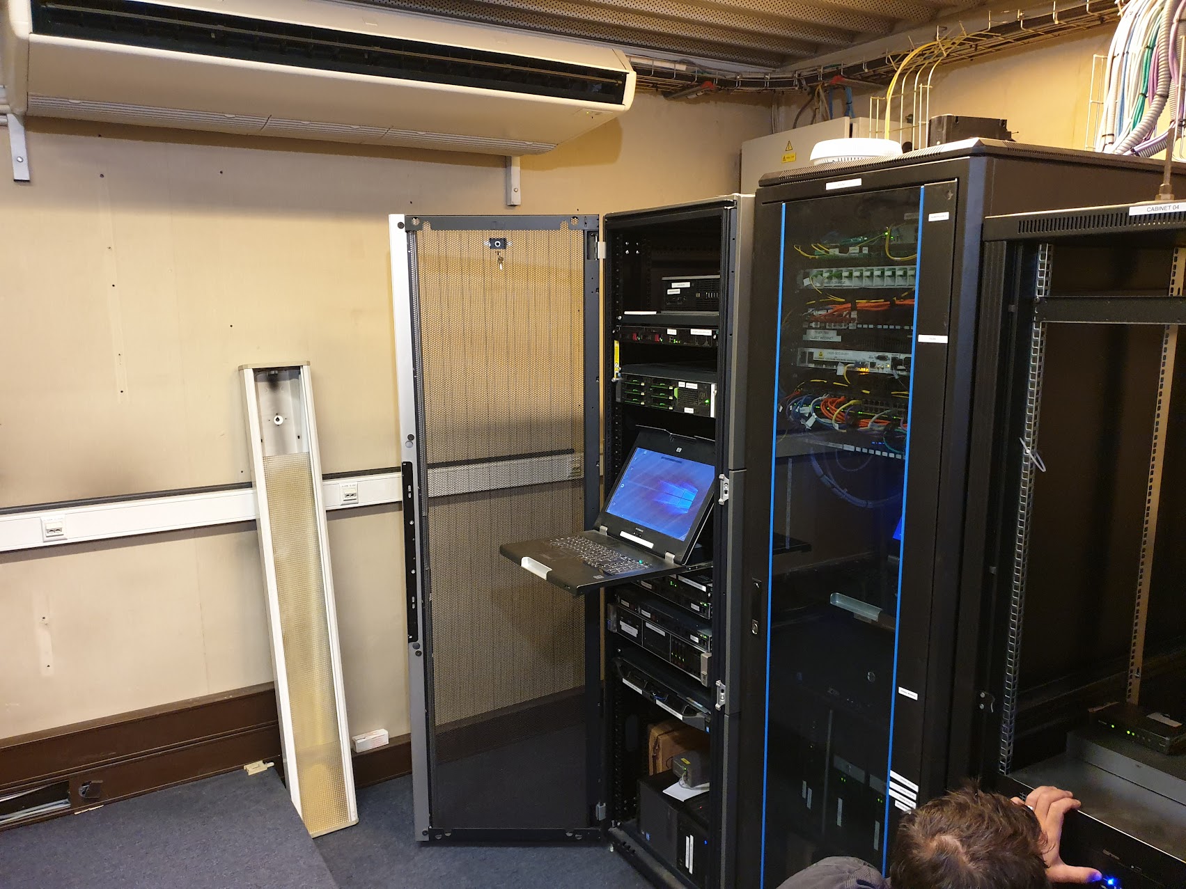 Salle serveur et infrastructure réseau installée par Loïc Decreton – Élec & Confort